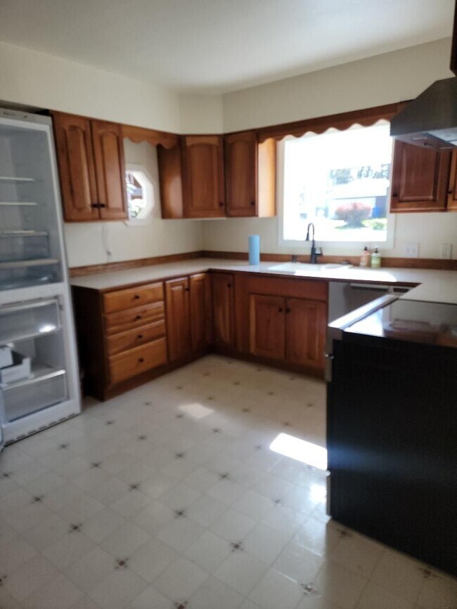 Building Photo - Beautiful Craftsman-style 3 bedroom, 2 bath home (1632 sq ft)  near Lake Steilacoom PLUS studio c...