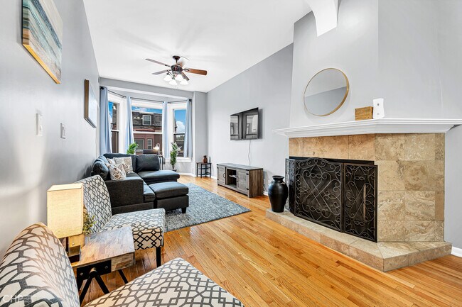 Building Photo - 2202 N Clybourn Ave