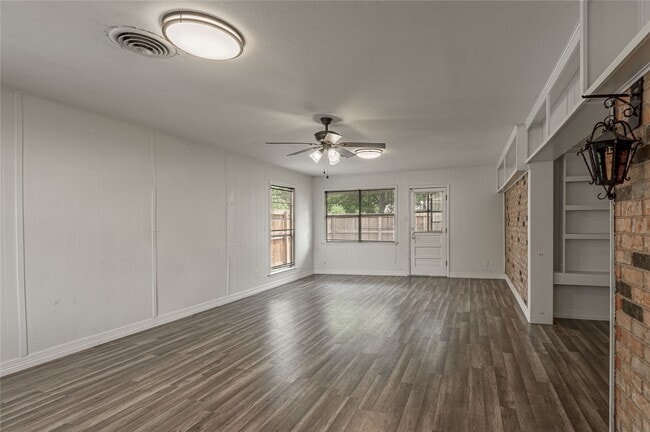 Building Photo - 1819 Ave Q