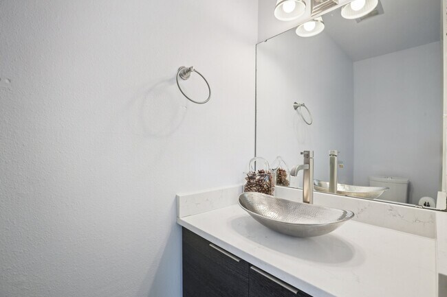 Building Photo - 1106 W 6th St