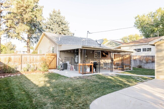 Building Photo - Barnum 3BD, 2BA Home with Fenced Back Yard...