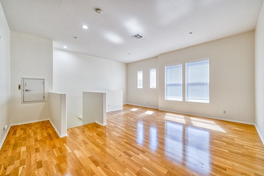 Building Photo - 1133 Jewett Dr