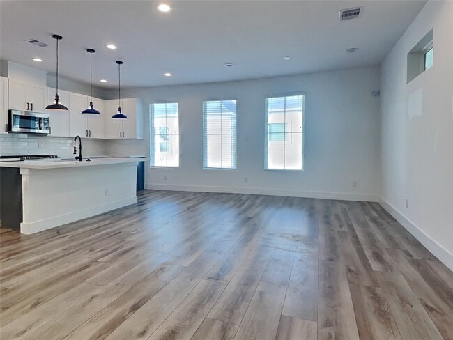 Building Photo - 2056 Johanna Dr