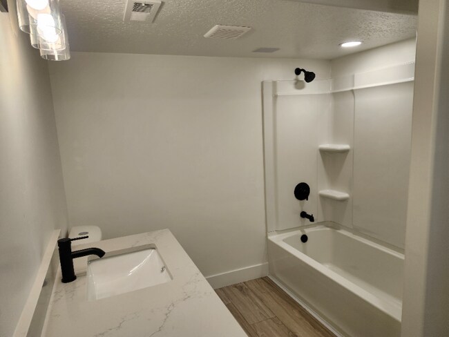 Building Photo - 99 N Lasalle Dr