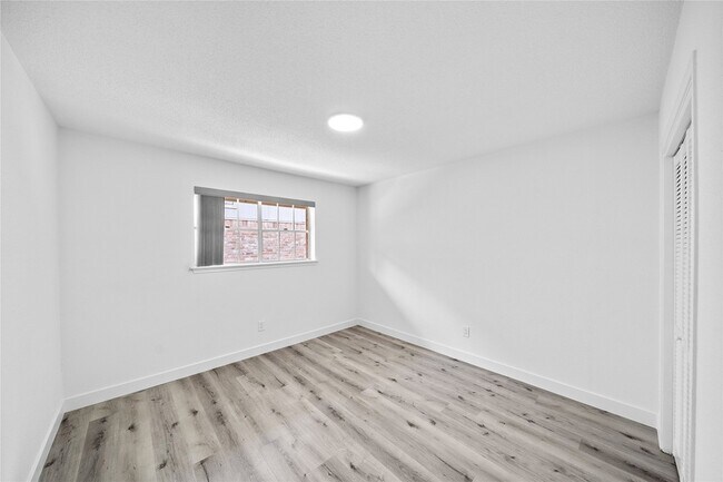 Building Photo - 1106 W Tri Oaks Ln