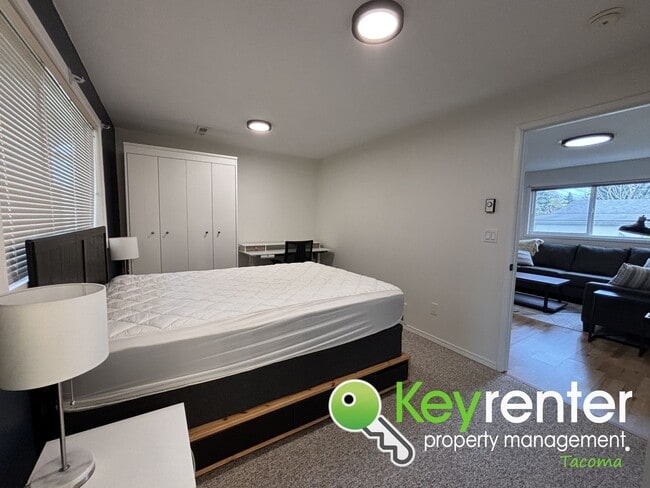 Building Photo - Classic north Tacoma neighborhood ADU unit with character!