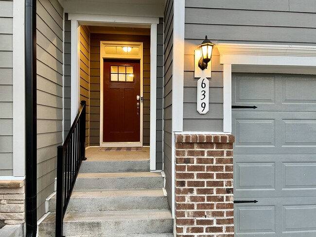 Front Entryway - 639 Newlyn Dr