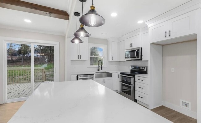 Building Photo - Move in Ready Stunning 4/3 Close To Everything In Greenville!