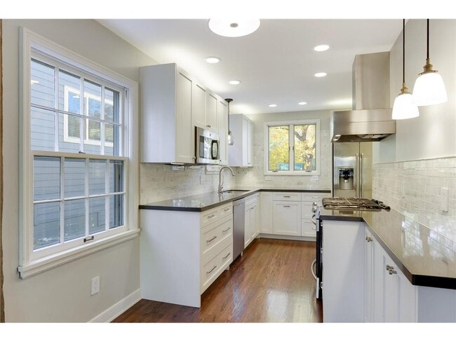 Building Photo - 4020 Ewing Ave S