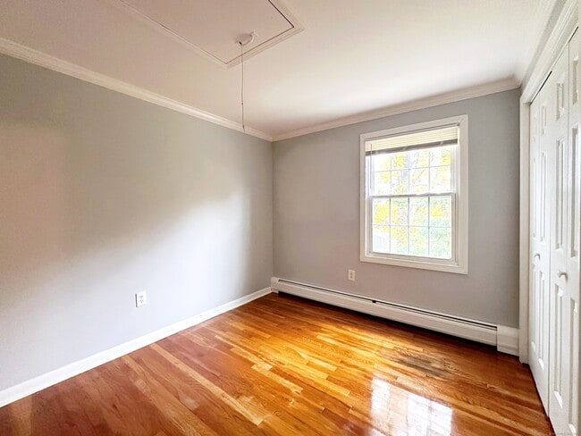 Building Photo - 245 Sunnyridge Ave