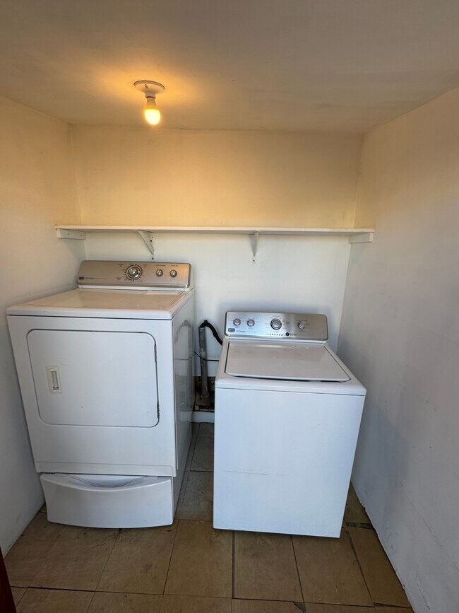 Building Photo - 239 S Cherry Ave