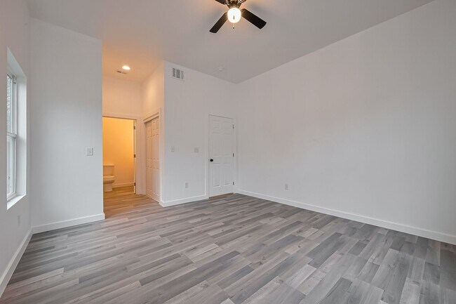 Building Photo - AFFORDABLE 4BD/2.5BA SINGLE HOUSE!