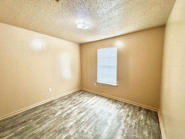 Building Photo - Three Bedroom Apartment with Spacious Dining and Living Area