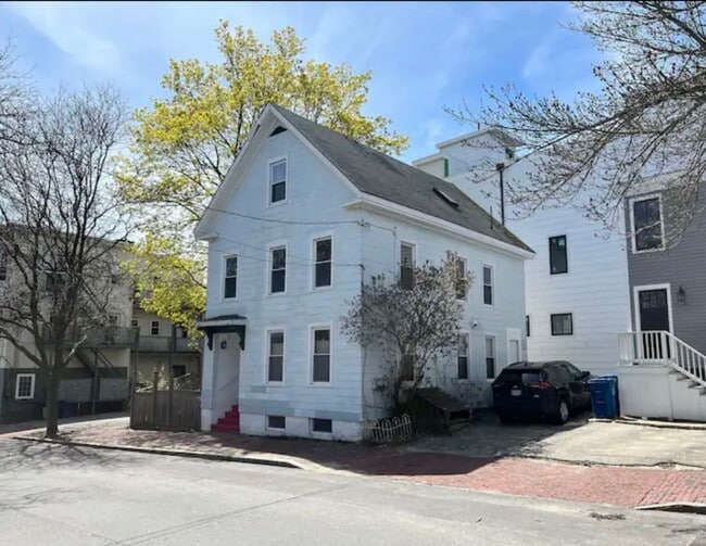 Building Photo - 136 Clark St