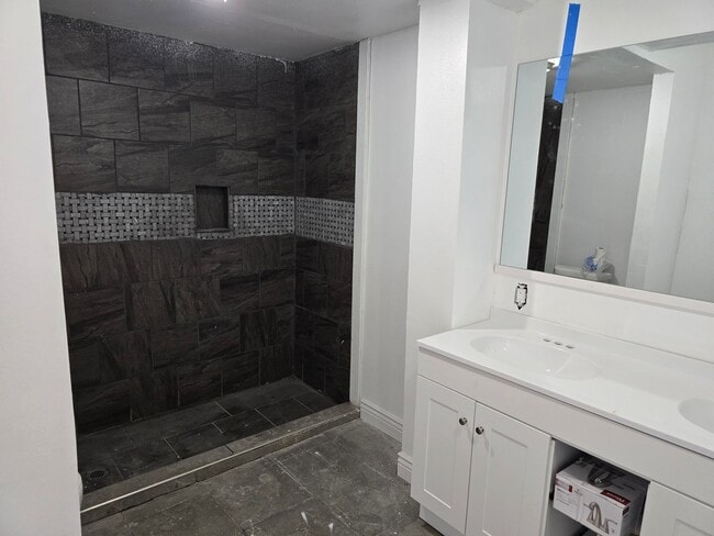 Building Photo - 2 Bedroom 1 Bath $1150.00