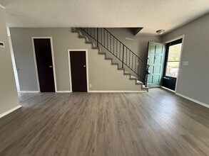 Building Photo - Cute and Convenient  South Nashville Townhouse near BNA and Woodbine - Renovated