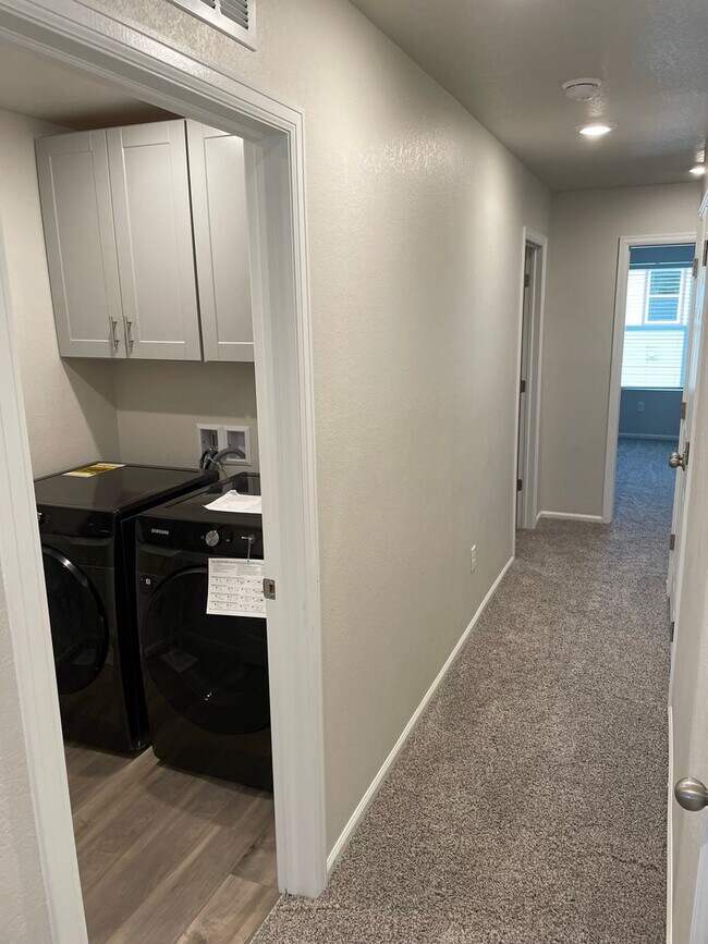 Building Photo - Updated 3 Bedroom Townhome Available July
