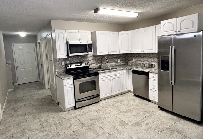 Building Photo - "Charming 3-Bedroom Townhouse in Fort Walt...