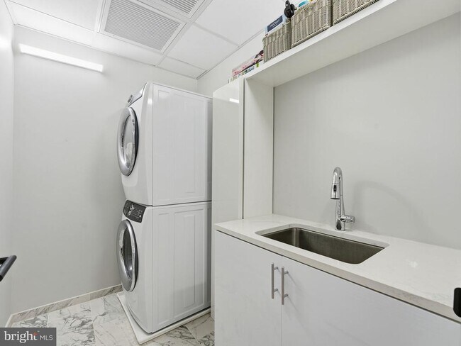 Building Photo - 1781 N Pierce St