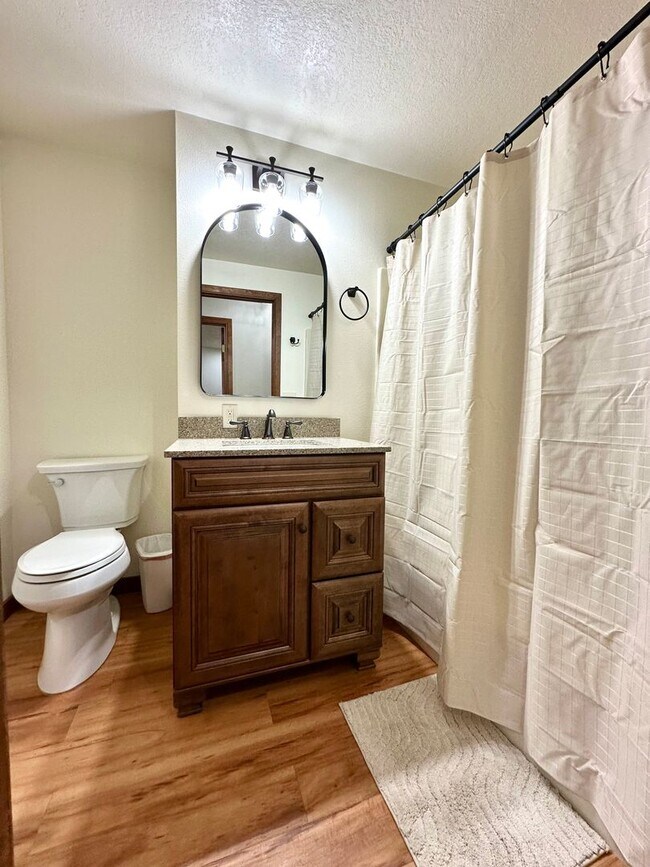 Building Photo - Remodeled 3 Bed Home in Deschutes River Woods with A/C & Large Fenced Yard