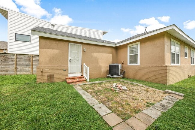 Building Photo - 1435 N Durham Dr
