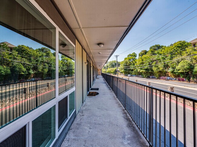 Building Photo - 500 E Riverside Dr