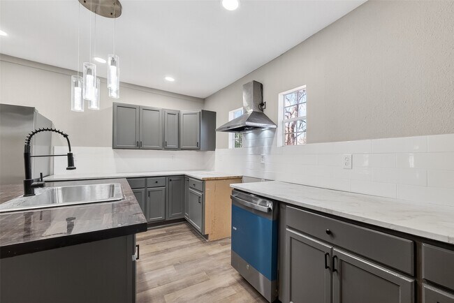 Building Photo - 7437 Bywood St