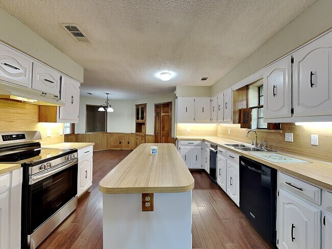 Building Photo - 205 Woodpark Ln