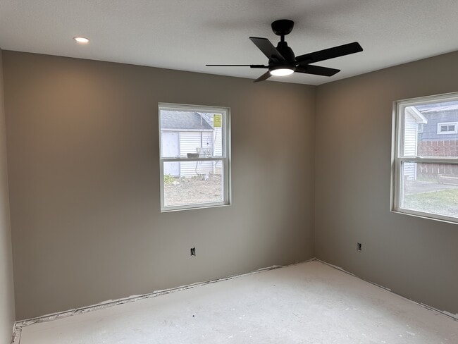 Building Photo - 212 E 1st St