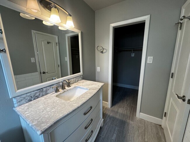 Building Photo - Home near UNM.