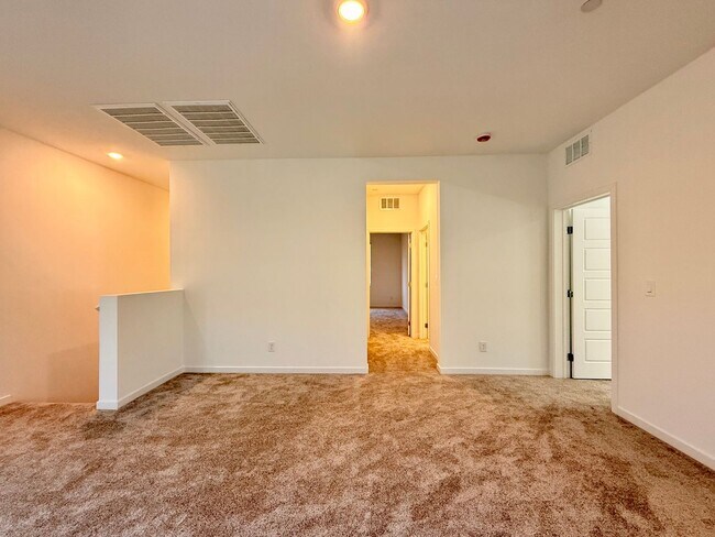 Building Photo - 4 BED 3.5 BATH 2 CAR GARAGE HOME w/ LOFT, ...