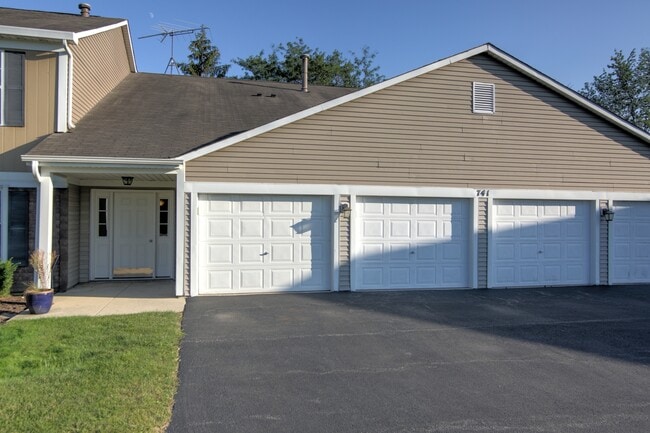 Building Photo - 741 Acorn Ct