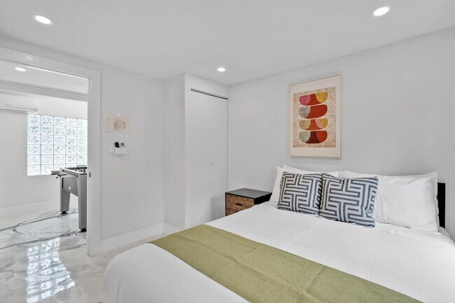 Building Photo - 1712 NE 18th Ave