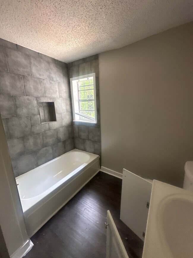 Building Photo - 1445 Davis St