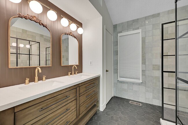 Building Photo - $2,495, 3 beds, 2.5 bath Updated Home in Co Springs with Fenced In Yard!