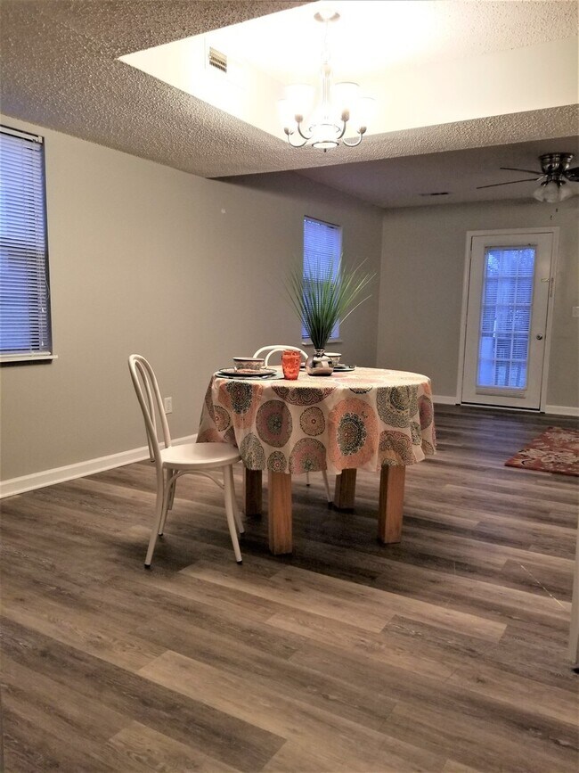 Building Photo - 8 - Hamilton Place