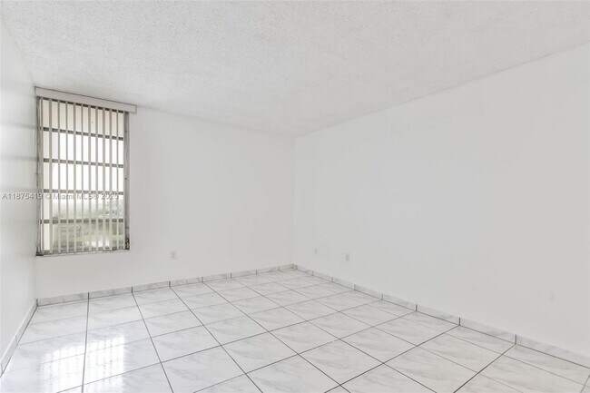 Building Photo - 9682 Fontainebleau Blvd