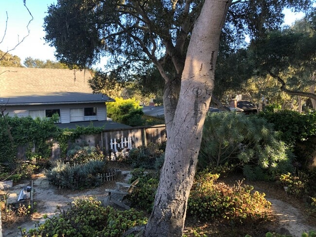 Building Photo - Historic 2-bedroom, 1.5 bath home in the h...