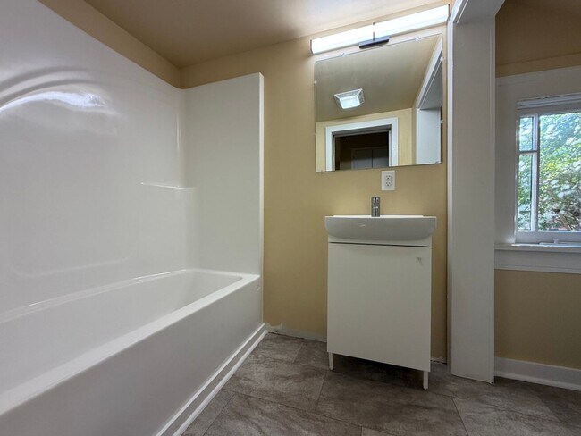 Building Photo - 551 E Boswell St