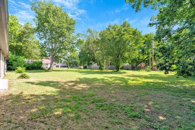 Building Photo - 412 S Byers Ave