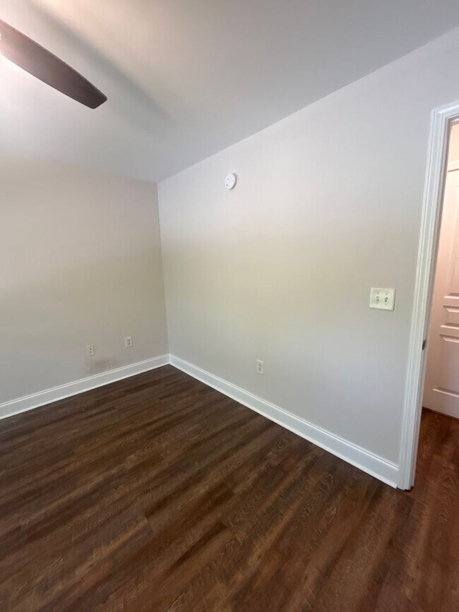 Building Photo - Three Bedroom Townhouse Available!