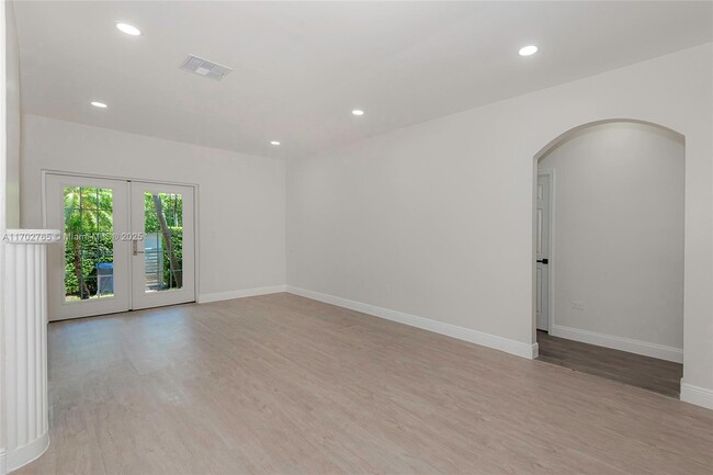 Building Photo - 108 2nd Dilido Terrace