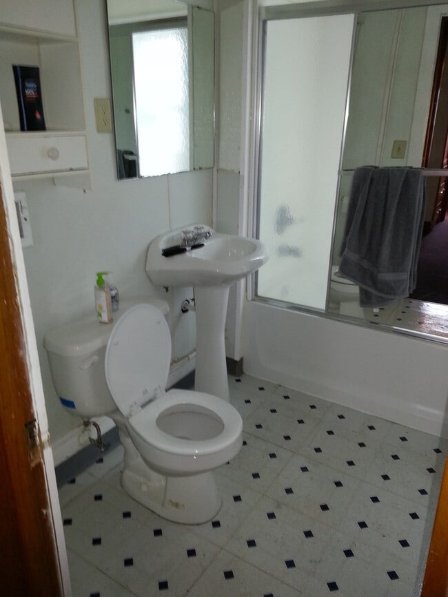 Building Photo - DOWNTOWN 4 BEDROOM DUPLEX!!!  4 bedroom duplex in DOWNTOWN IOWA CITY!