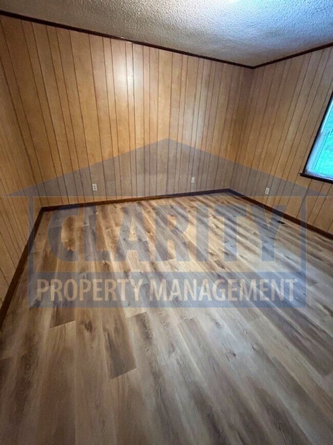 Building Photo - Spacious three bedroom home