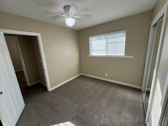 Building Photo - 526 W Hoffer St