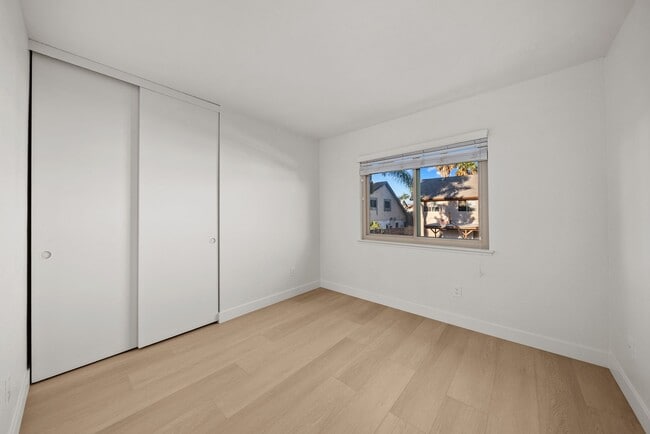 Building Photo - Exceptional 4 bedroom, 3 baths + loft, 2 s...