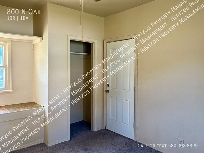 Building Photo - 800 N Oak-