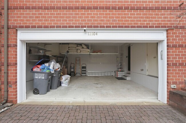 Building Photo - This exceptional West Market location is just steps from Reston Town Center, offering convenient ...