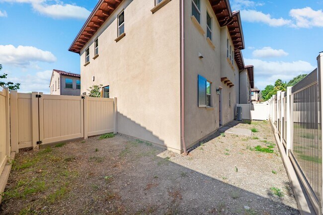 Building Photo - 822 Francesca Dr