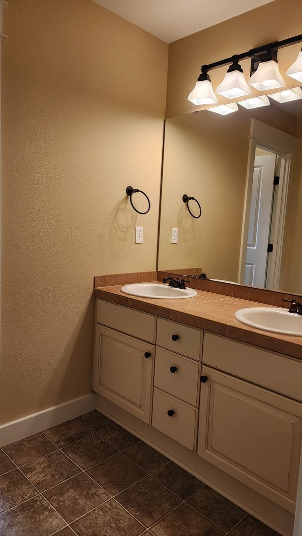 Building Photo - Beautiful Campus Glen 4-Bedroom!